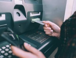 ● A készpénzhasználat visszaszorításában ma már a legkorszerűbb ATM-ek is szerepet kapnak.
