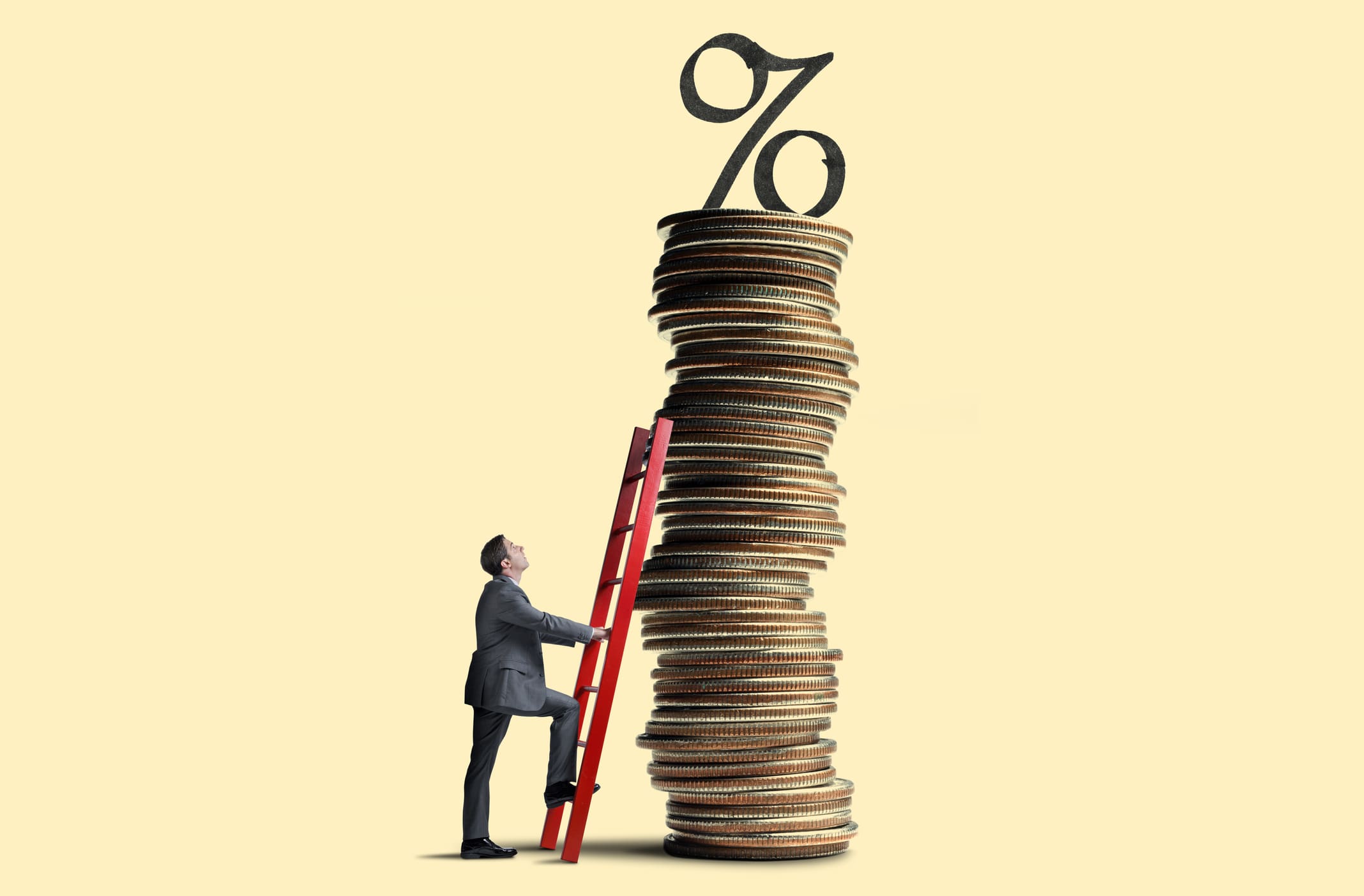 Illusztráció: egy öltönyös férfi mászik fel egy piros létrán a pénzérmékből egymásra rakott csúcsra, melynek tetején van egy fekete százalékjel.