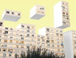 Urbánus környezet, lakótelep épületei lebegnek a levegőben sárga háttér előtt.