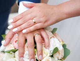 menyasszony és vőlegény keze, gyűrűk