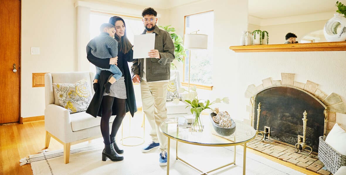 fiatal család beköltözik a raiffeisen lakáshitellel vett ingatlanba