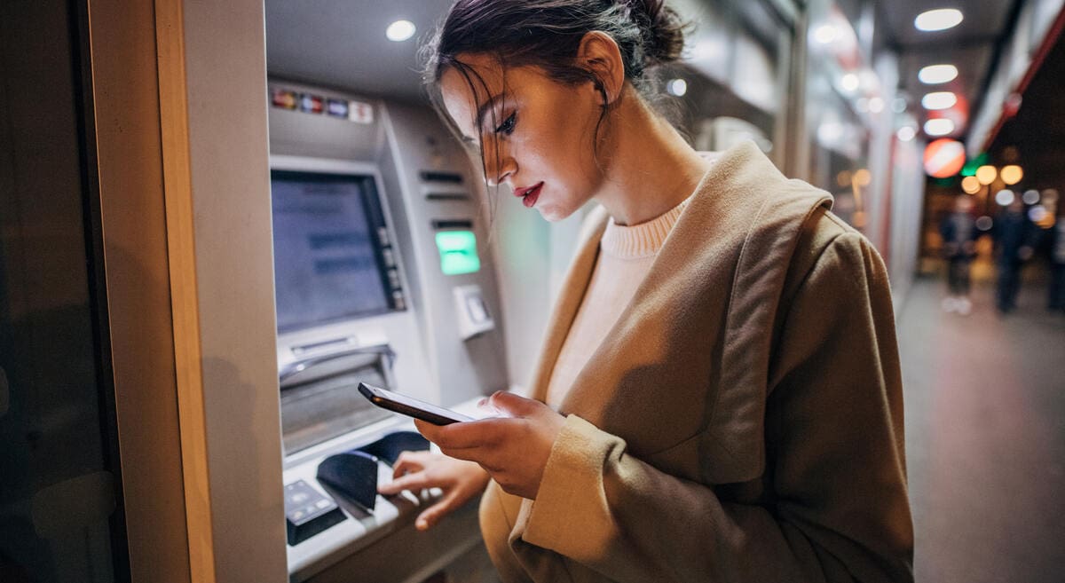 fiatal hölgy készpénzt vesz fel ATM-ből