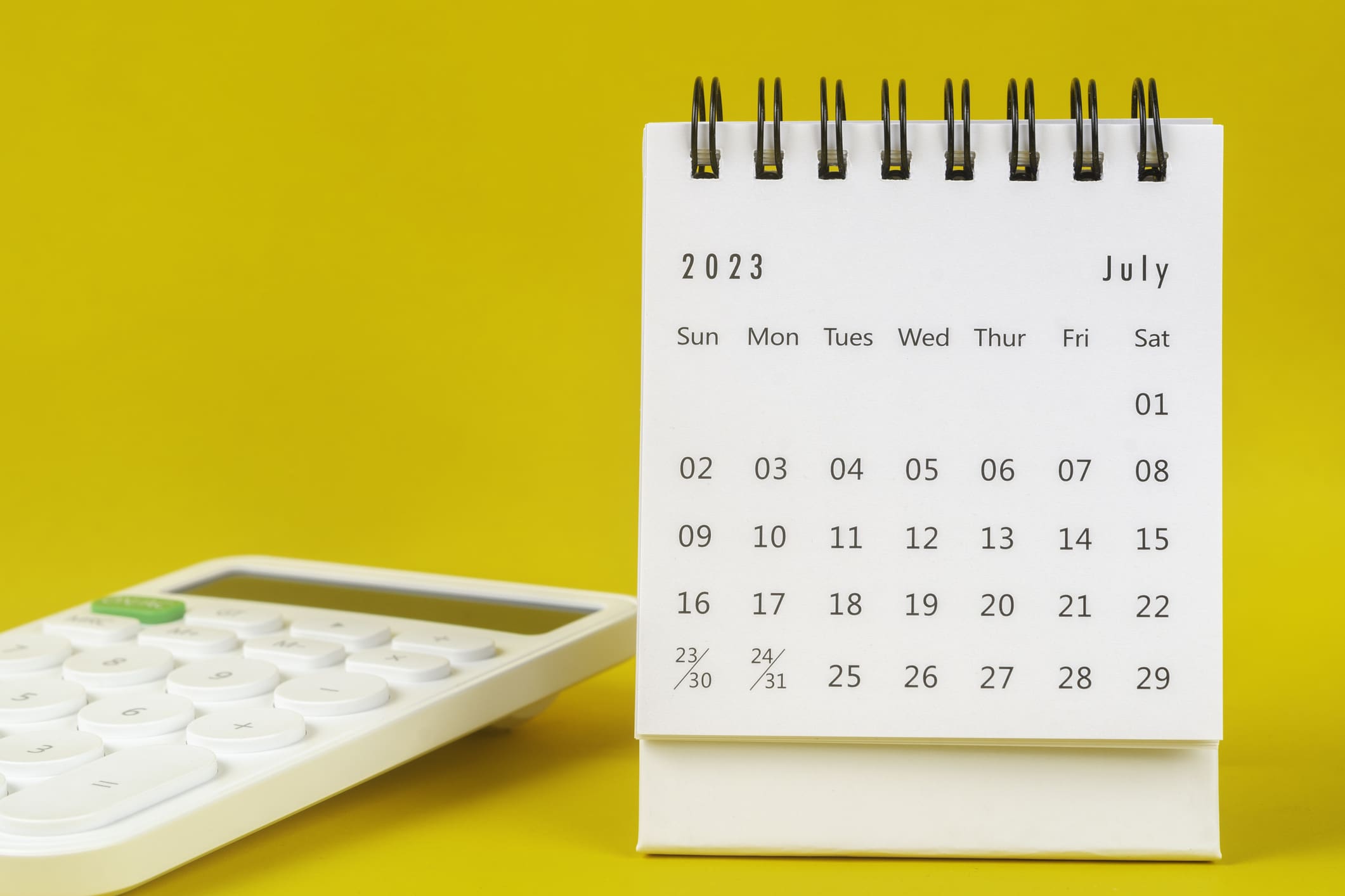 számológép és asztali naptár van a képen 2023. júliusára hajtva