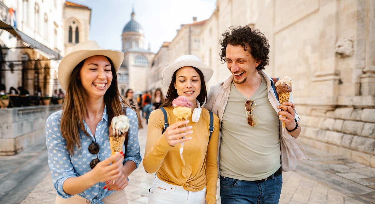 baráti társaság fagyit nyal a horvát Dubrovnikban
