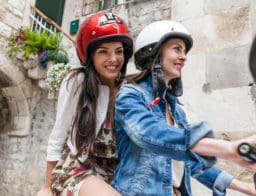 két nő robogón a horvátországi Splitben - készpénzzel vagy bankkártyával olcsóbb fizetni?