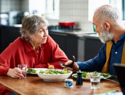 nyugdíjas házaspár az inflációról beszélget