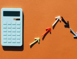 Magyar Államkötvény árfolyama emelkedik és csökken narancsszínű alapon, mellette számológép