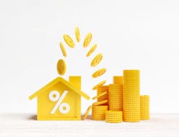 Sárga házikó ikon, benne egy fehér százalék jel és a mellette lévő pénzérme tonyokból ből a ház felé mennek át az érmék.