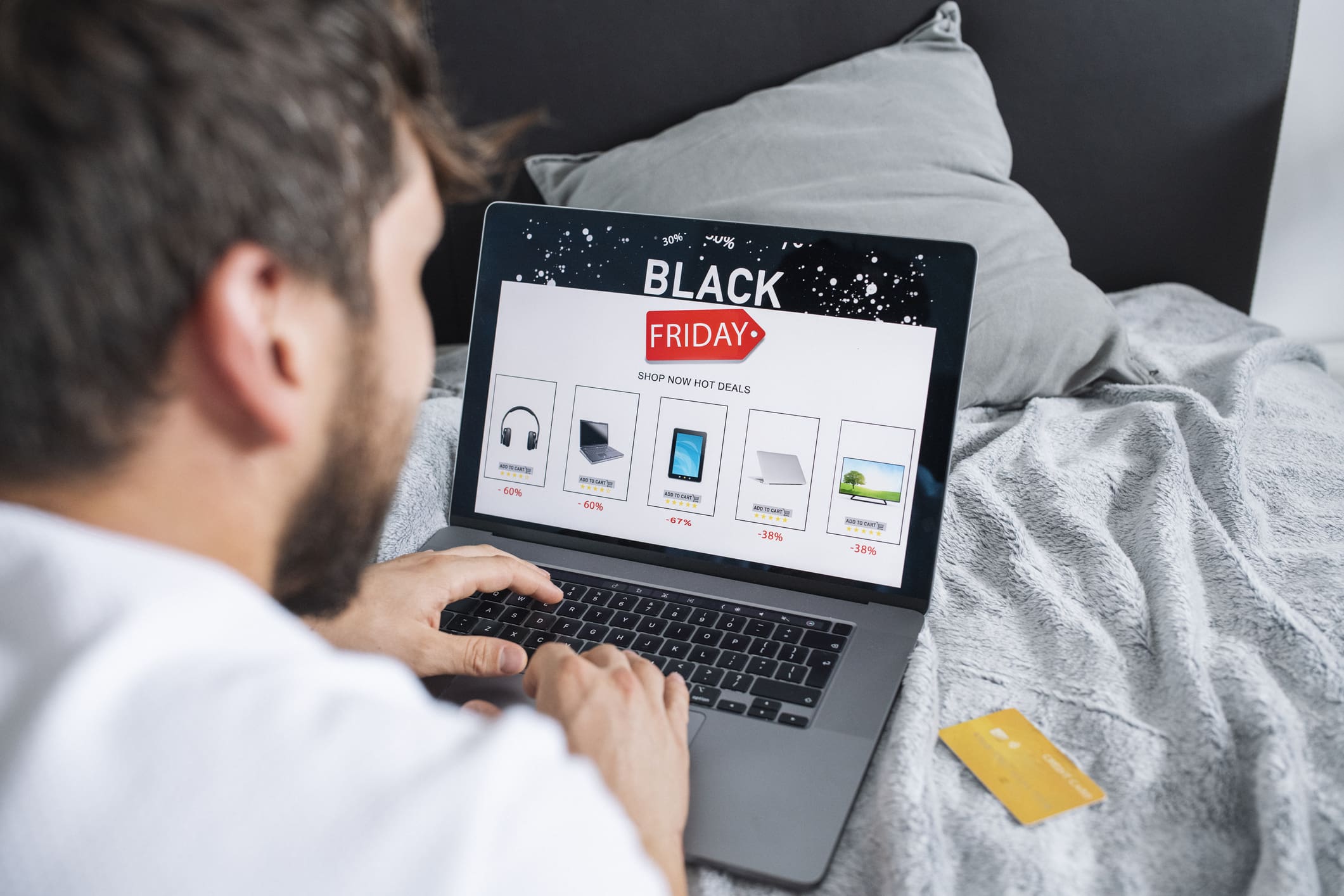 Egy férfi online vásárol otthonról a Black Friday keretében.