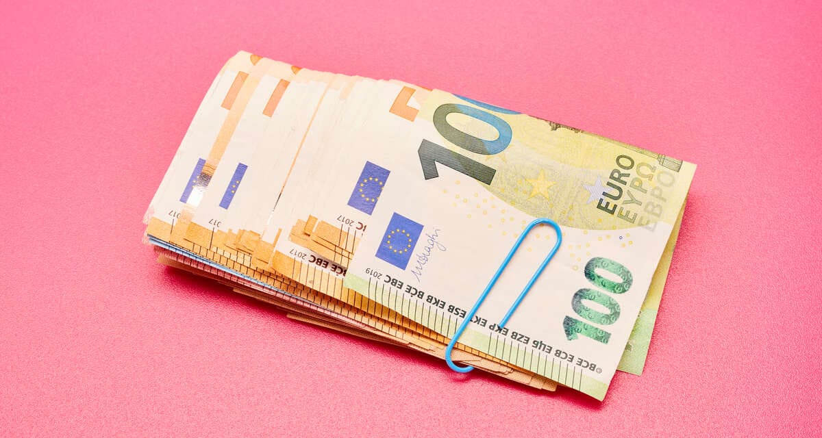 egy köteg euró rózsaszín háttérrel - ingyenes díjmentes devizaváltás lehetséges magyar bankoknál - kedvező árfolyammal