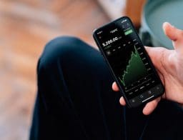 Tartós Befektetési Számlán (TBSZ) keresztül kereskedő férfi, mobilapp, online bróker