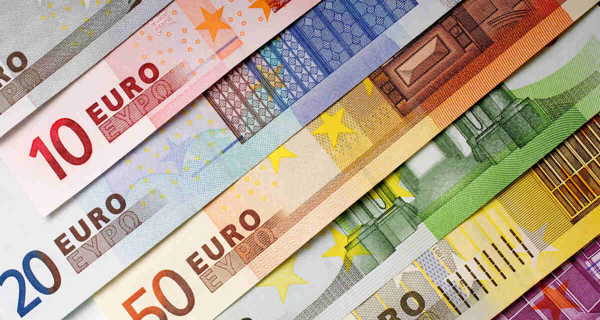 Egyre drágább az euró, átváltás, eurós bankjegyek, pénzek