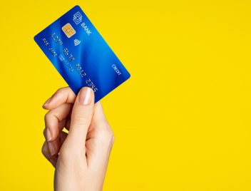 női kézben prémium bankkártya, ami mellé utasbiztosítás jár