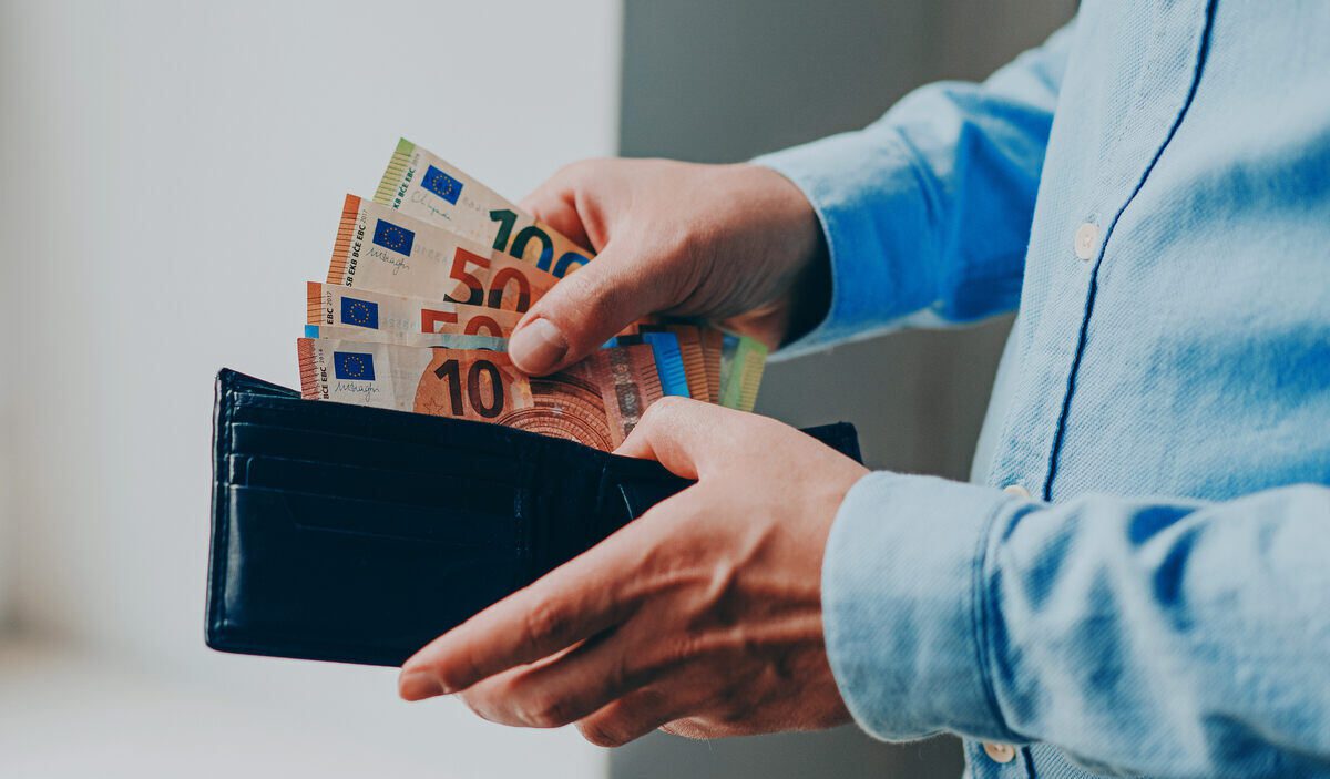 pénztárcából eurót vesz ki, eurós megtakarítás, devizabetétek, devizaszámla