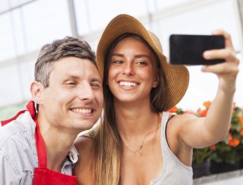 Virágárus fiatal pár szefizik