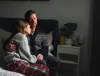 Megtakarítások öröklése Magyországon, házaspár gyászolja az elhunyt rokonukat, akitől örökölnek