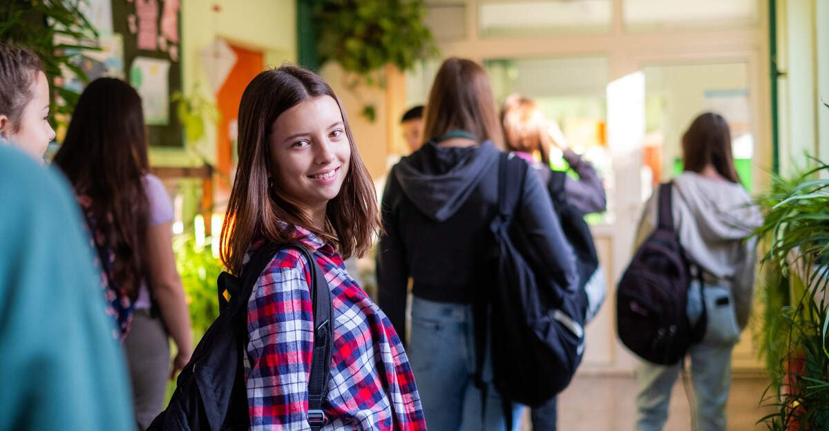 Ballagás előtt álló középiskolás lány, hamarosan aktuális a diákszámla-választás, bónuszokkal
