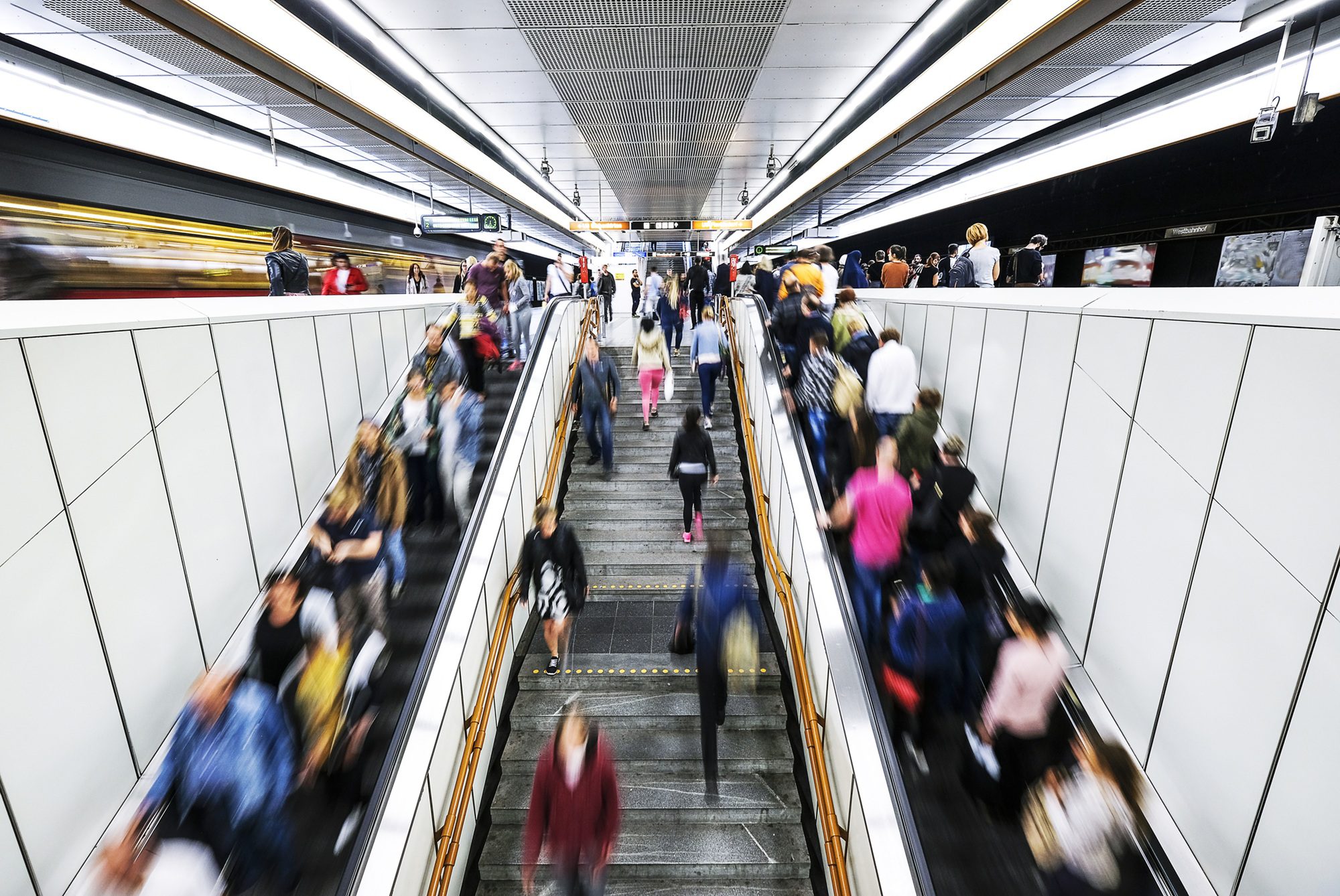 Bécsi metróállomás mozgólépcső csúcsforgalomban