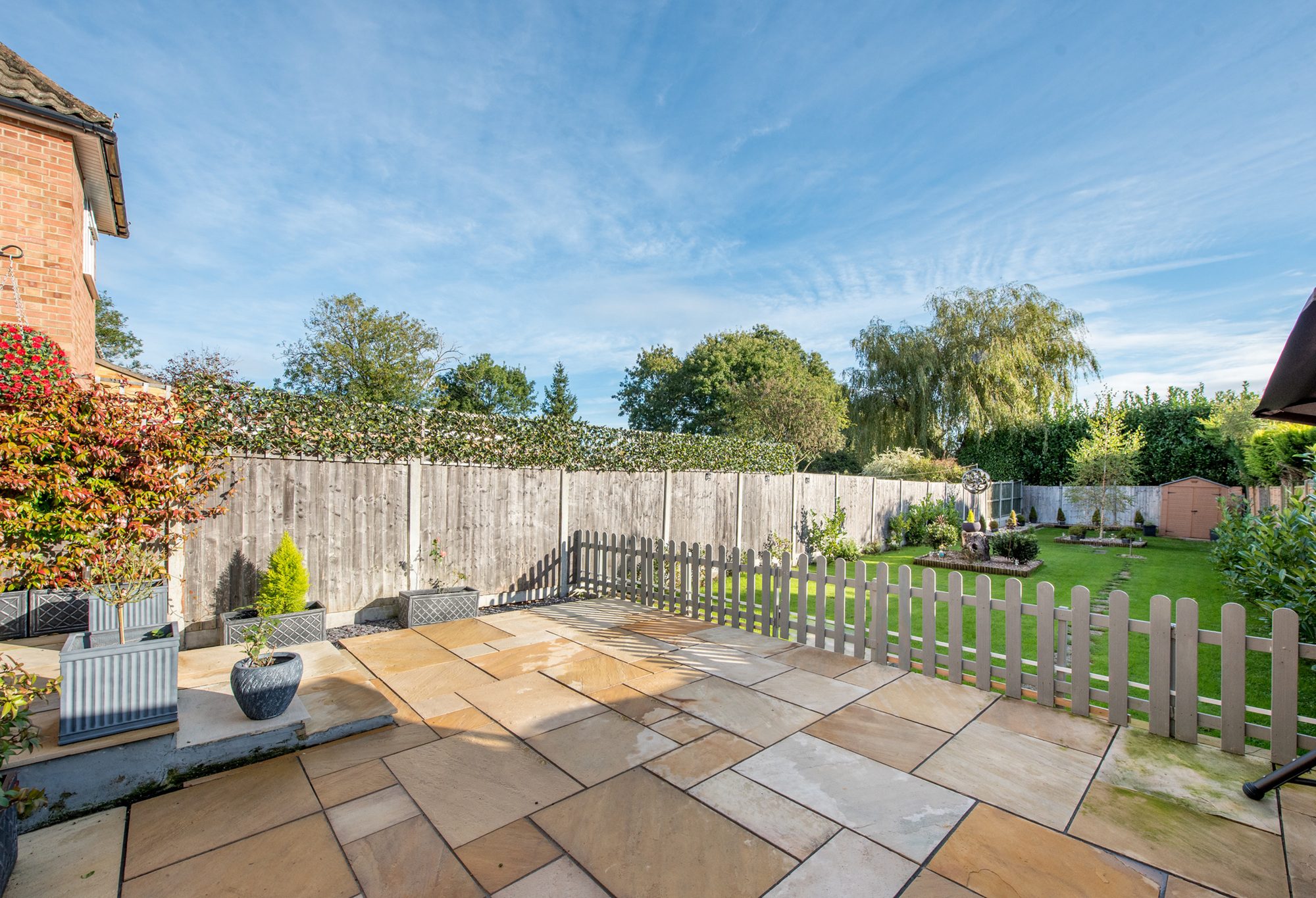 Osztatlan közös tulajdonú, alacsony kerítéssel elválasztott udvar