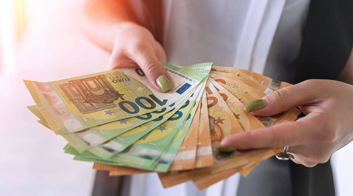 nő kezében euró valuta pénzváltás után, a devizaváltás akár díjmentes is lehetne
