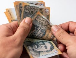 Magyar húszezres forint bankjegyek számolása kézben