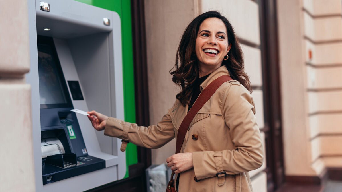 nő készpénzt vesz fel atm-ből a telepítés után
