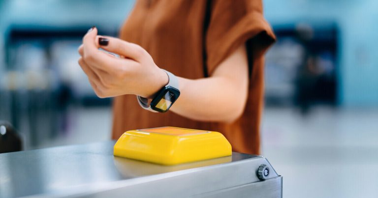 Fizetés okosórával: a bankod melyik márkát támogatja? - money.hu