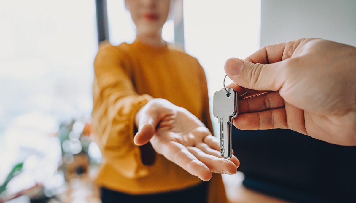 nő megkapja az új lakás kulcsát, Otthon Start hitelből vette