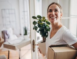 nő az új lakásába érkezik, otthon start hitelből vette