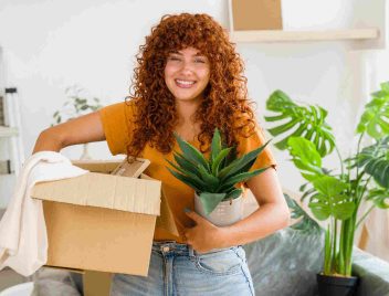 fiatal nő beköltözik az új lakásába, tb-jogviszonya rendben, otthon start hitel