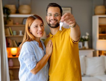 fiatal pár az első lakásban, lakáskulccsal, FIX 3%-os Otthon Start Program, biztosítást is kötöttek rá