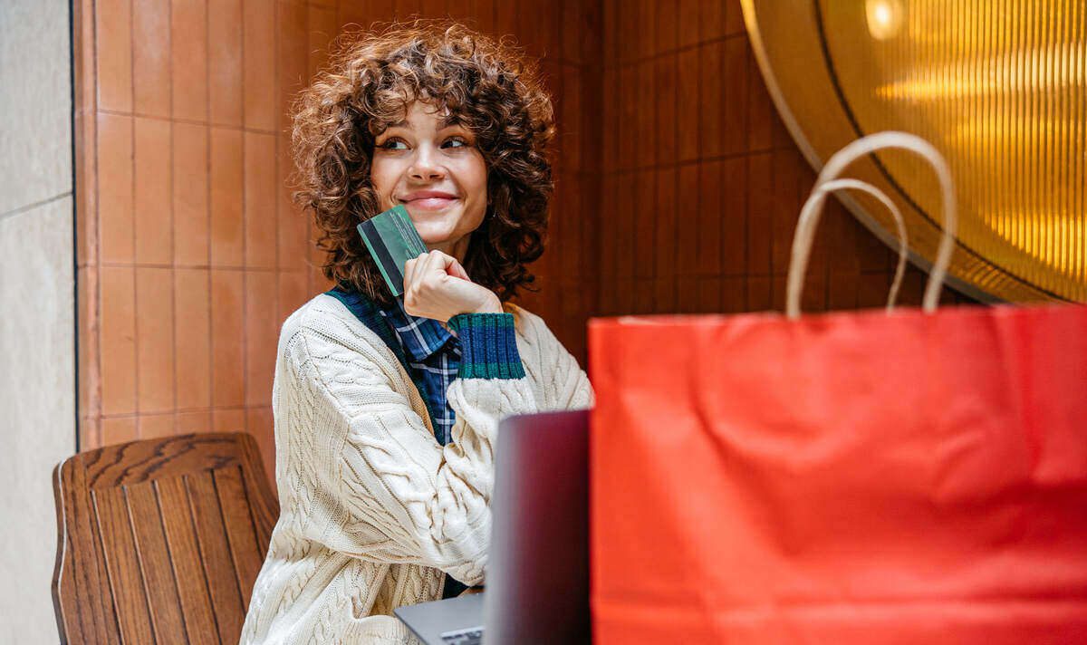 fiatal nő hitelkártyával vásárolt eladósodás nélkül, shoppingolt
