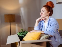 nő költözik az új lakásába, Otthon Start FIX 3%-os lakáshitel igénylésének menete + dokumentumlista