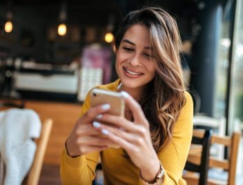 nő a DÁP appon keresztül ügyeket intéz