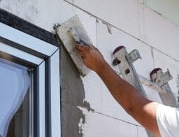 Ablakcsere, szigeteltés és más külső felújítási munkálatok végzése egy házon.