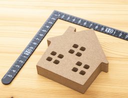 Házikó makett, vonalzó egy asztalon