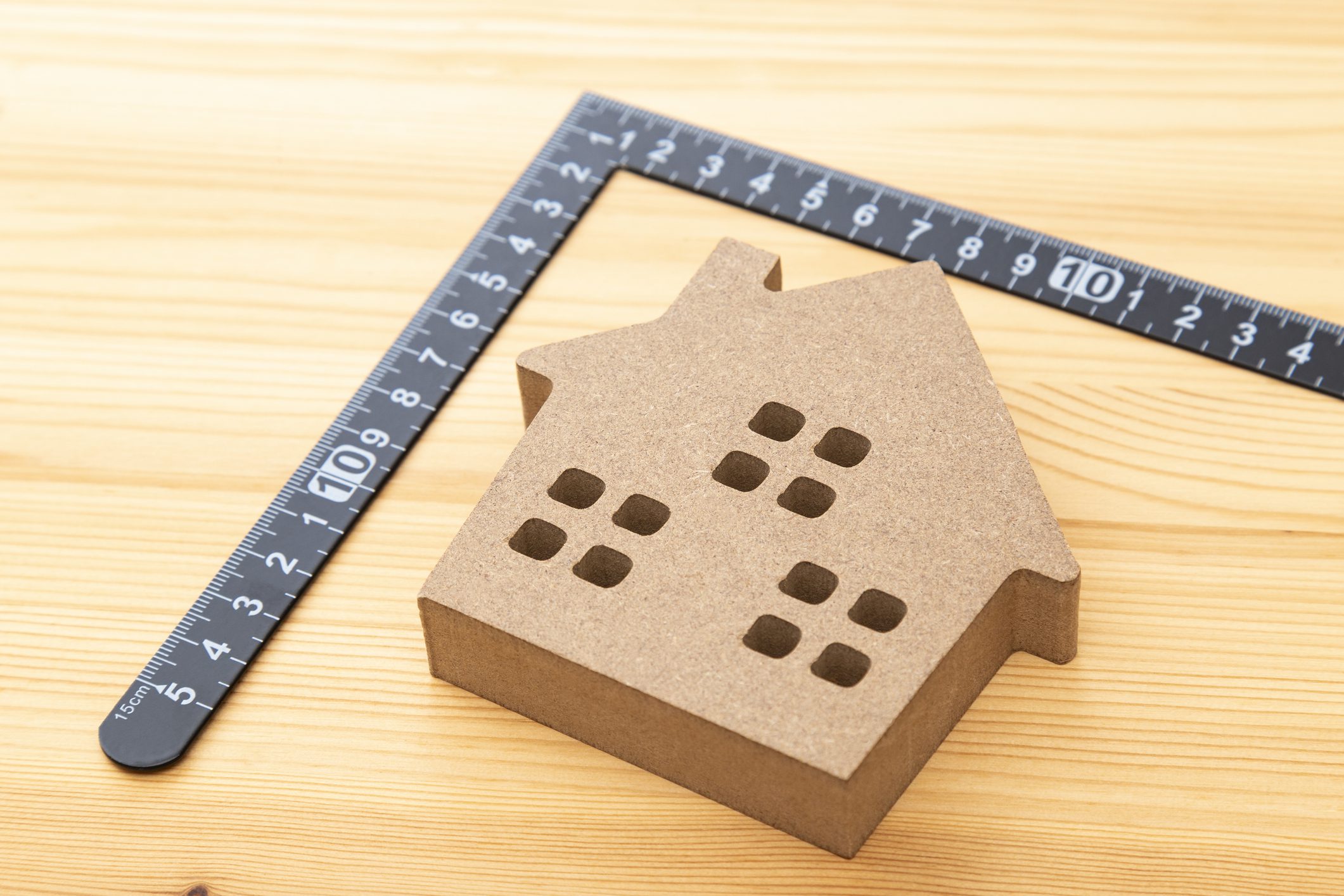 Házikó makett, vonalzó egy asztalon