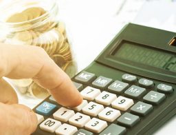 Számológépen lévő ujjak