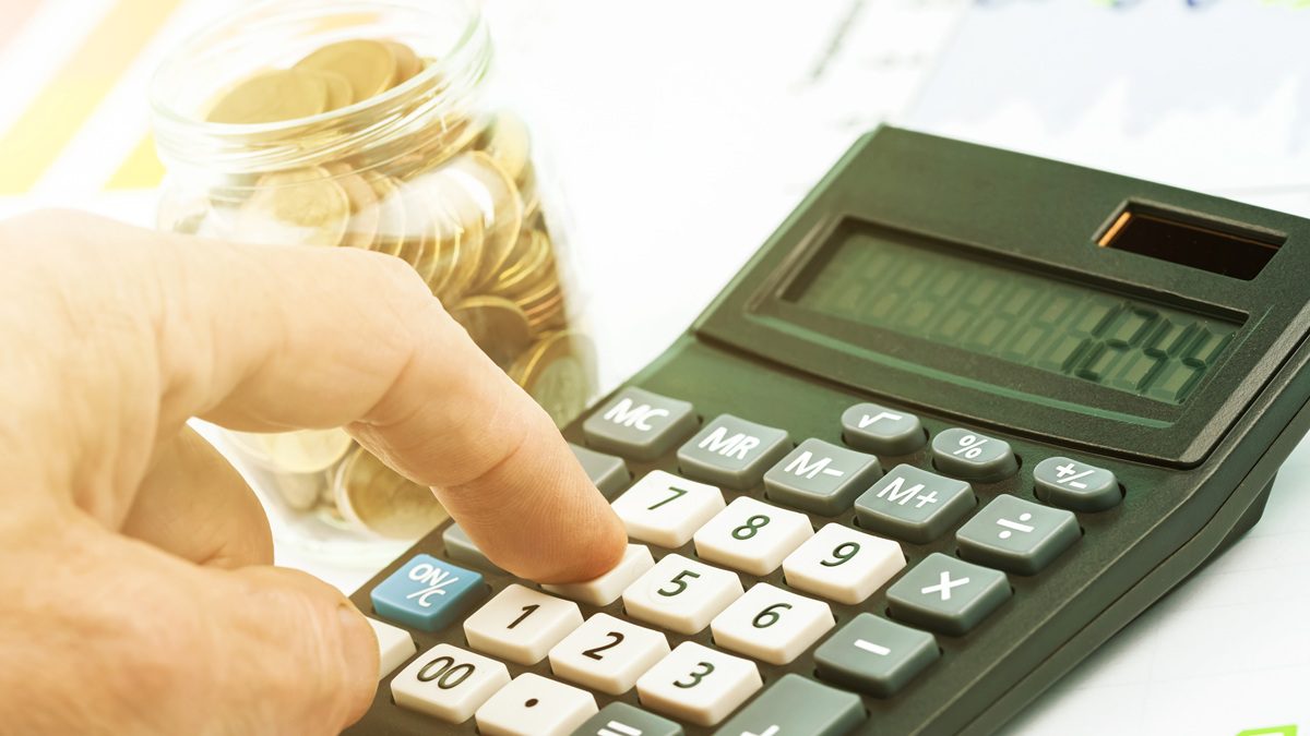 Számológépen lévő ujjak