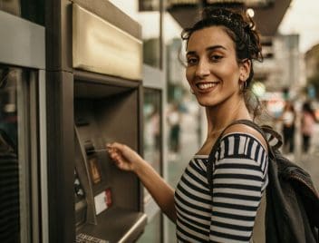 nő OTP ATM-nél Revolut vagy Wise kártyával vesz fel készpénzt, ezért plusz díjat fizet