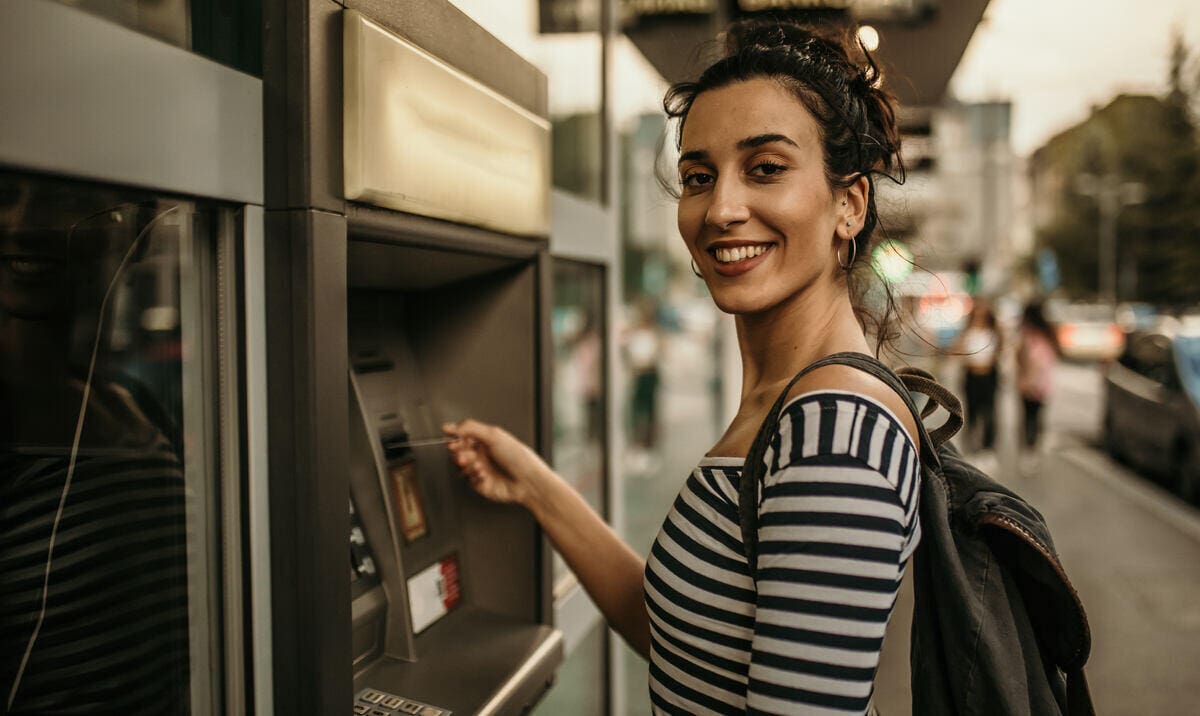 nő OTP ATM-nél Revolut vagy Wise kártyával vesz fel készpénzt, ezért plusz díjat fizet