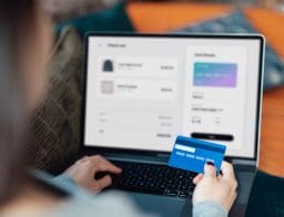 nő az interneten fizet egyszer használatos bankkártyával
