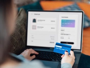 nő az interneten fizet egyszer használatos bankkártyával