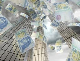 Magyar forint pénzeső magas irodaházak között