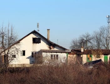 Öreg ház melléképületekkel felújítandó állapotban