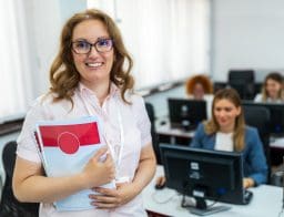 Tanár és diákok informatika órán