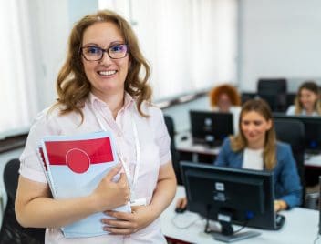 Tanár és diákok informatika órán