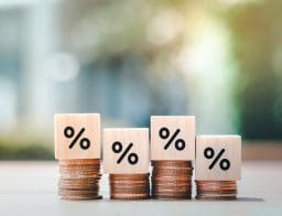 4 oszlop pénzérmén fakockák, melynek százalék jel van az oldalán