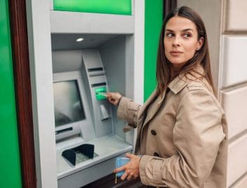 nő otp atm-ből pénzt vesz fel, új számlacsomagba került