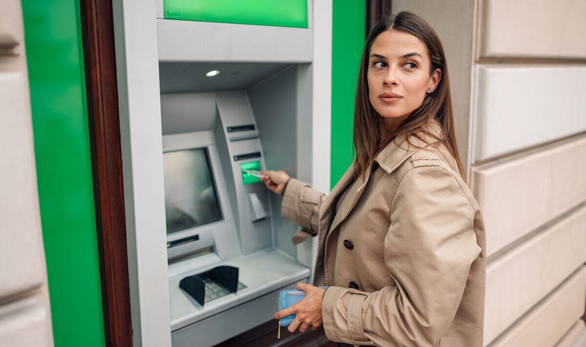 nő otp atm-ből pénzt vesz fel, új számlacsomagba került
